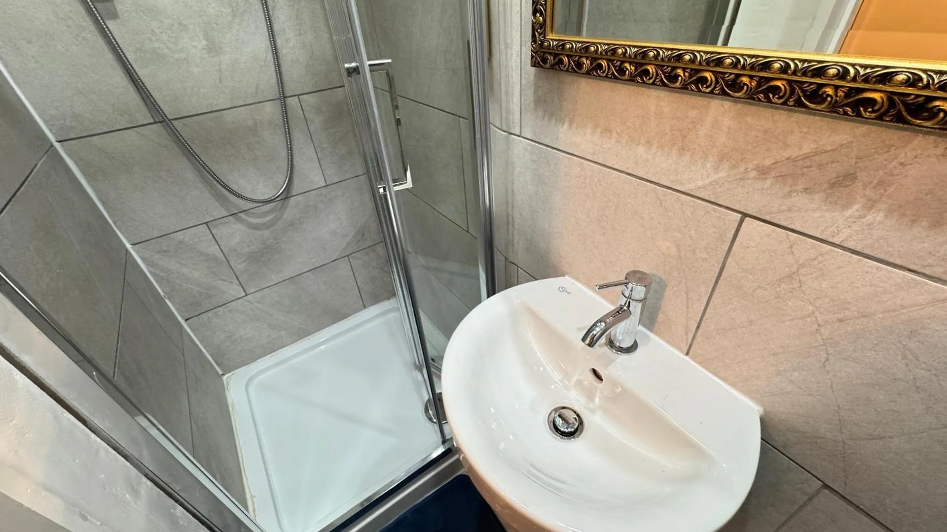 Luxury Room In Sheffield City Road Bed & Breakfast