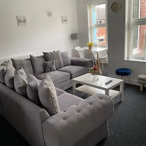 8 Bed 9 Bath Ensuite House With Hot Tub And Free Parking Holiday home