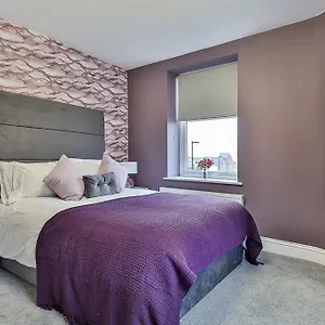 Luxury Spacious Pad With Games Holiday home