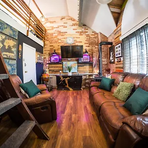 2 Independant Boutique One Sleeps 2 The Other Sleeps 4, Meadowhall, Arena, Free Parking Apartment